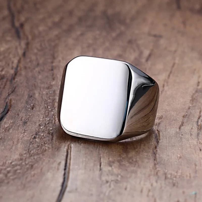 bague argentée avec design carré