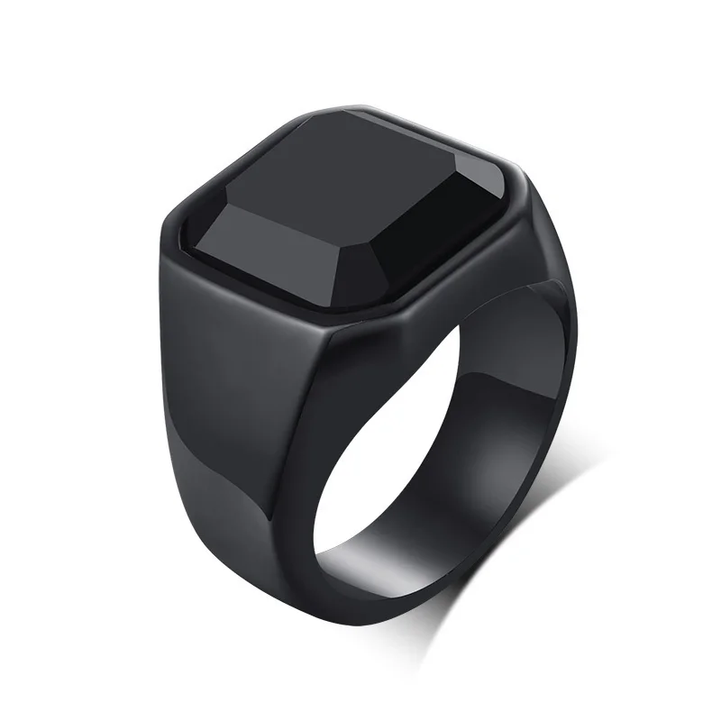 bague en métal noire avec grosse pierre carrée