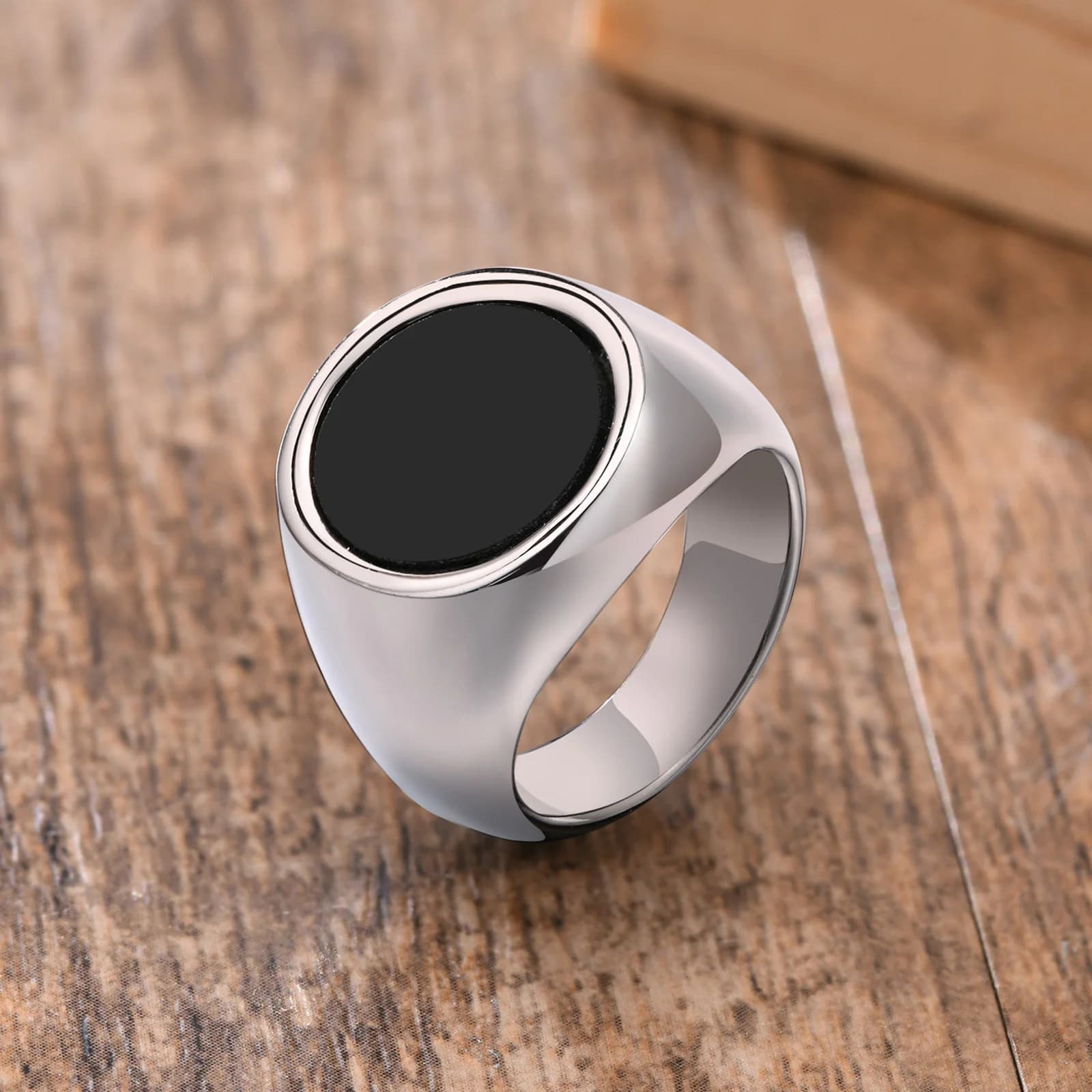 bague argentée avec pierre noire ronde