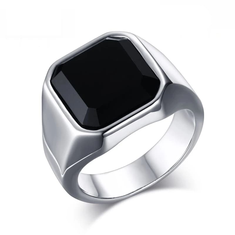 bague en argent avec gemme noire