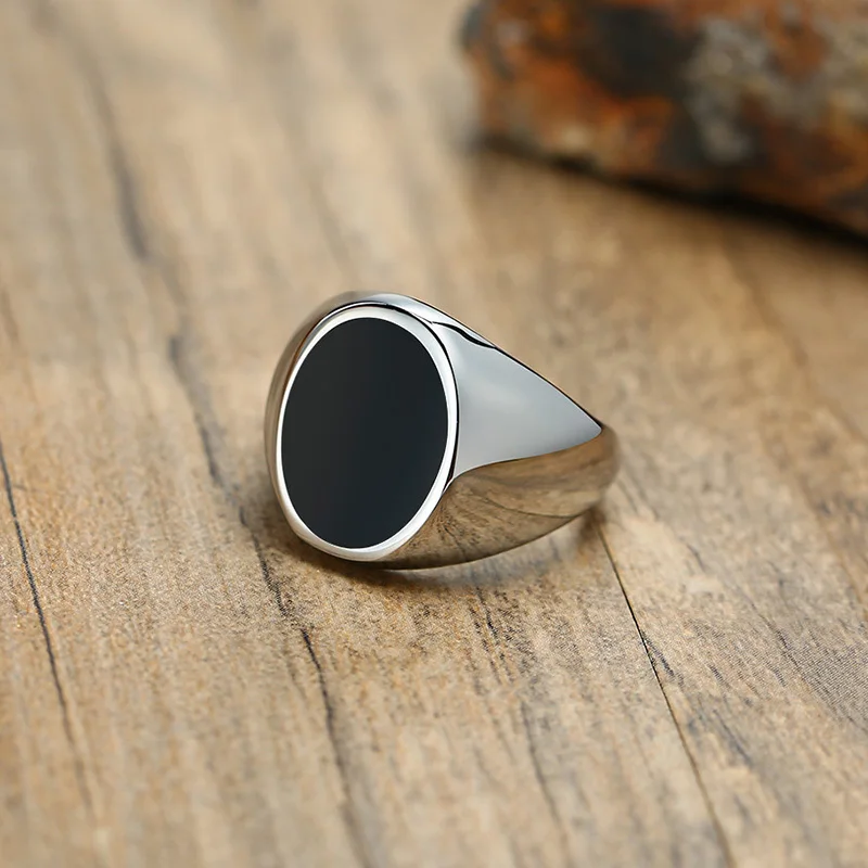 bague en argent avec pierre ovale noire